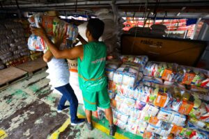 Imagem da notícia - Cestas básicas são embarcadas para apoiar famílias atingidas pela estiagem na RDS Rio Amapá