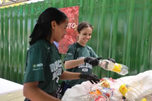 Imagem da notícia - Festival de Parintins 2025: Caprichoso e Garantido voltam a se enfrentar pelo título de Campeão Sustentável