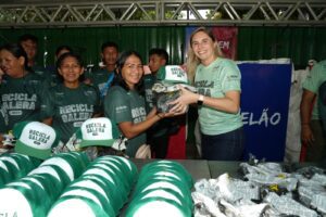 Imagem da notícia - Festival de Parintins 2025: ‘Recicla, Galera’ entrega 250 itens entre EPIs e uniformes para Associação de Catadores