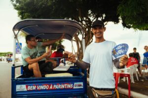 Imagem da notícia - Festival de Parintins 2025: ECOrota do ‘Recicla,  Galera’ anima visitantes ao trocar resíduos recicláveis por flal