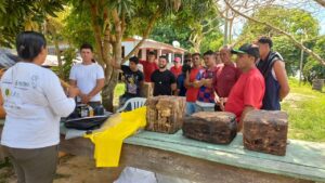 Imagem da notícia - Sema Amazonas atividade seringueira da RDS do Rio Madeira com entrega de 21 kits de trabalho