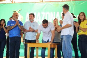 Imagem da notícia - Em Apuí, governador Wilson Lima assina decreto que amplia regularização ambiental de produtores rurais no sul do Amazonas